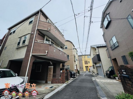 現地外観写真　前面道路含む外観