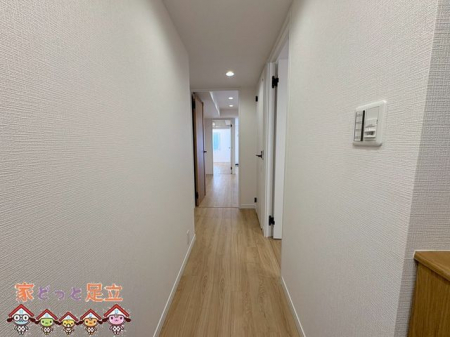 ց@-
