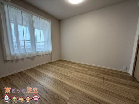 q@-
