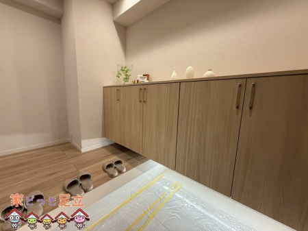 ց@-