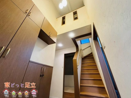 ���ց@����